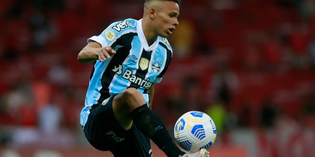 A joia brasileira de 20 anos do Grêmio que foi recentemente escolhida no IFFHS ideal onze assinado por Mônaco com um repasse de 12 milhões de euros.