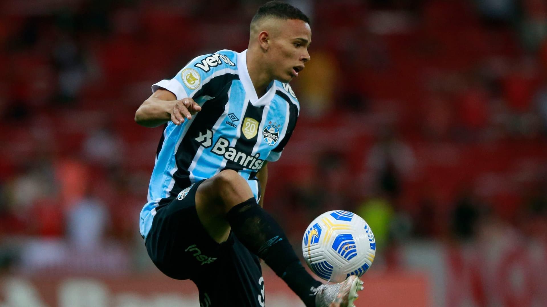 A joia brasileira de 20 anos do Grêmio que foi recentemente escolhida no IFFHS ideal onze assinado por Mônaco com um repasse de 12 milhões de euros.