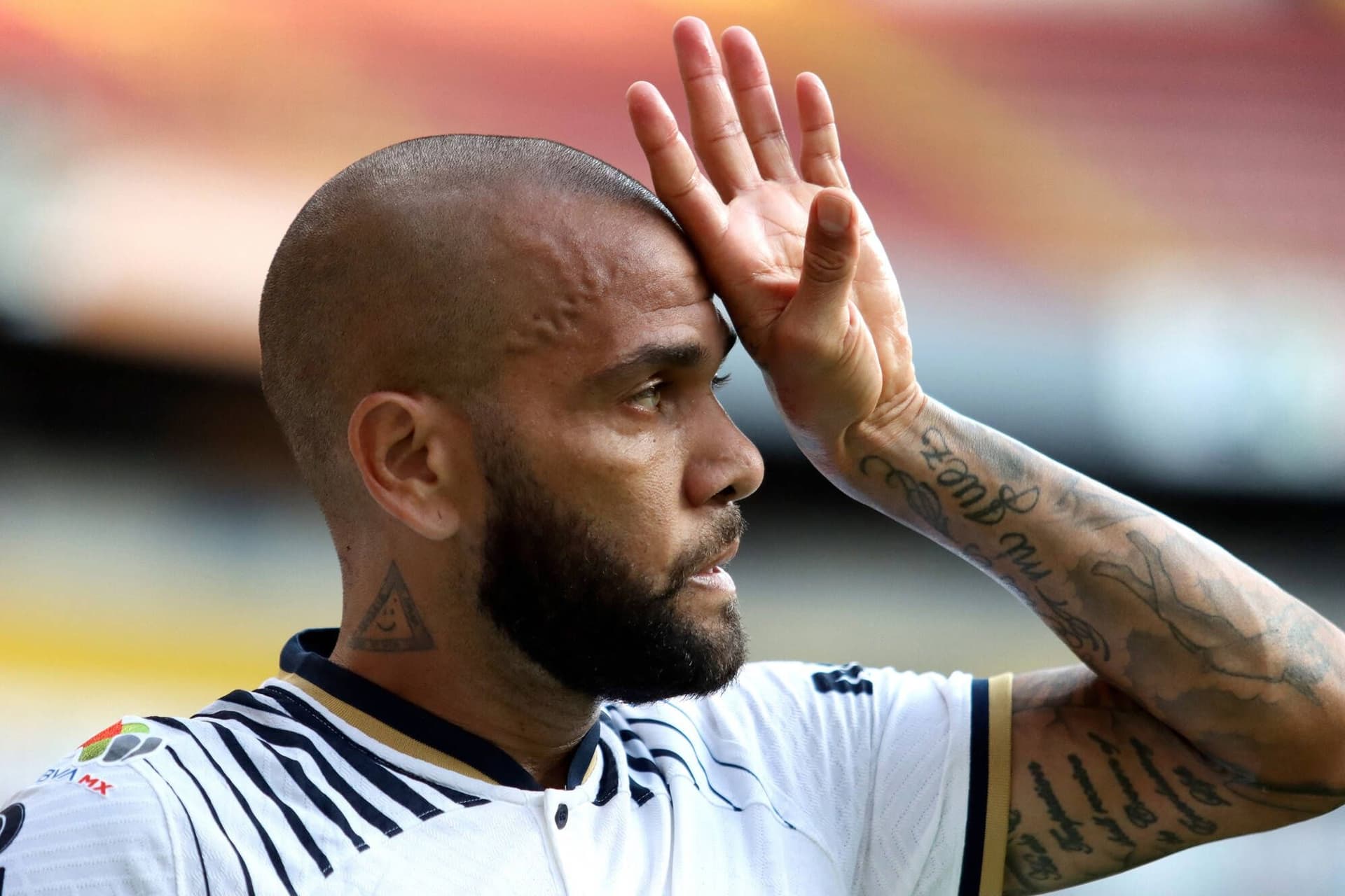 A mãe de Dani Alves foi flagrada visivelmente abalada após reunião com advogados