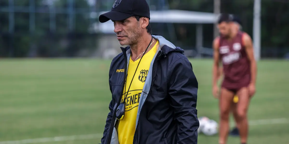 A mídia brasileira assume que o técnico do Barcelona SC vai para o Santos por dois anos.