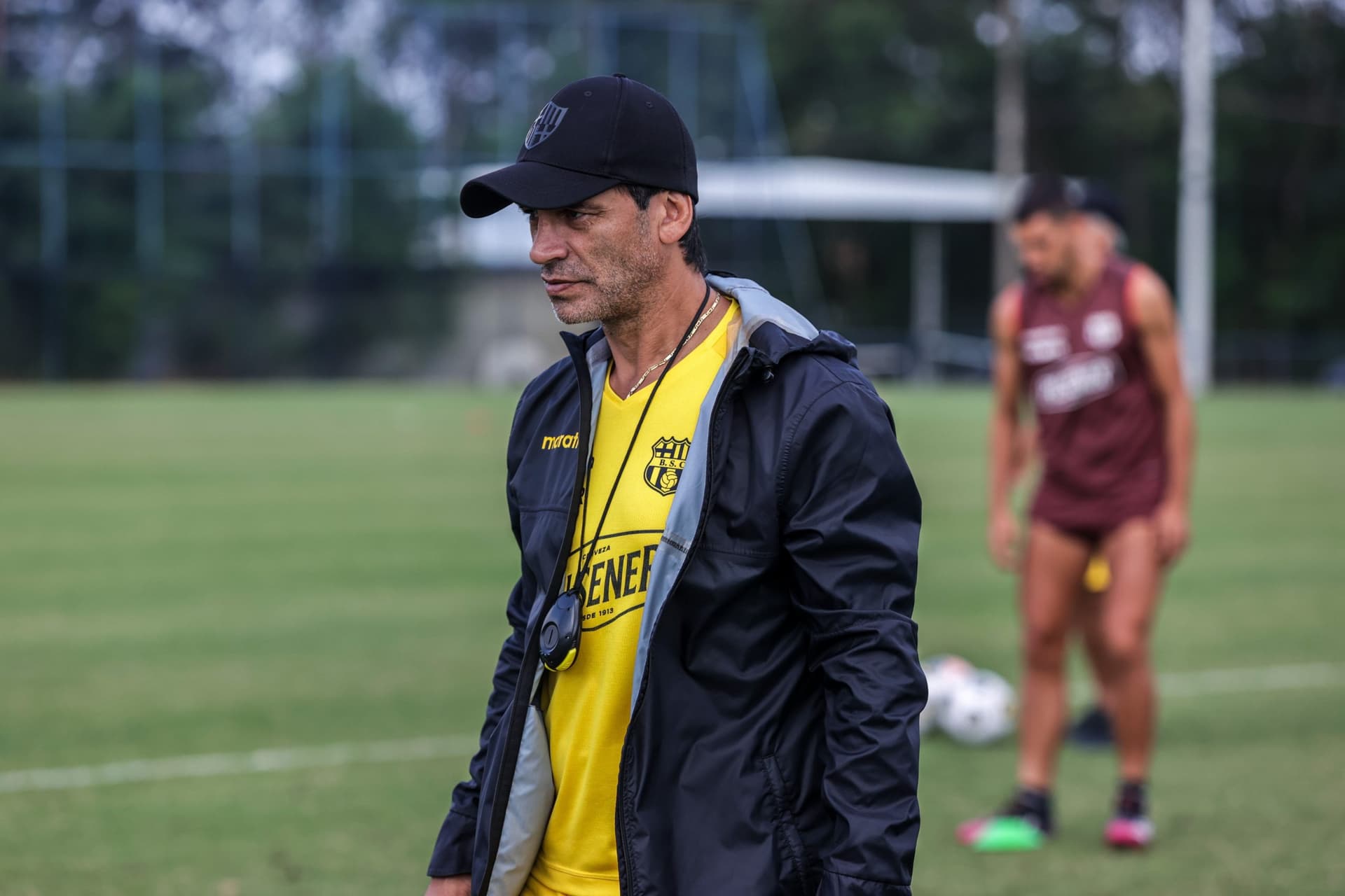 A mídia brasileira assume que o técnico do Barcelona SC vai para o Santos por dois anos.