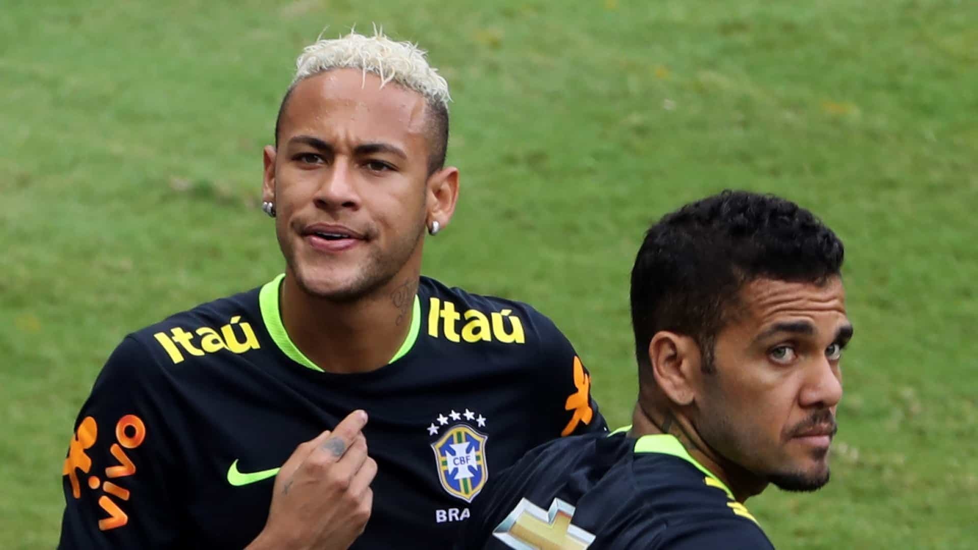 A modelo espanhola Joana Sanz, esposa do jogador Daniel Alves, foi vista viajando por Dubai e está cada vez mais próxima de Neymar Jr