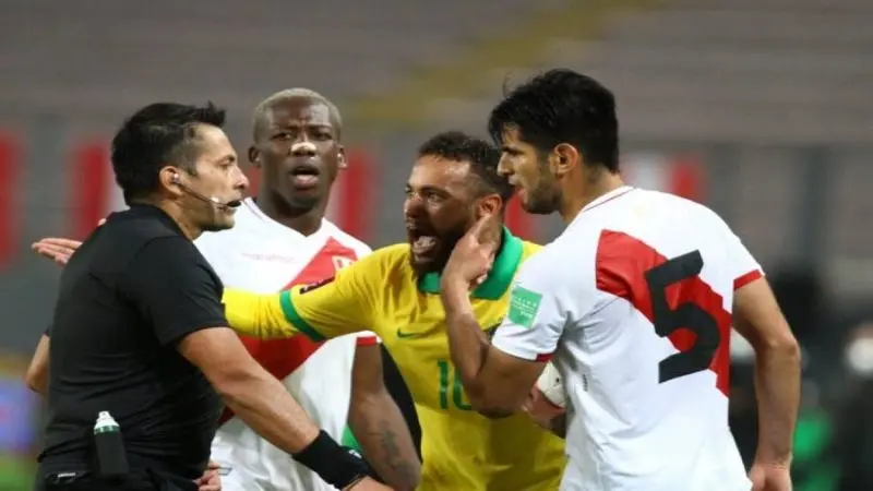 A partida entre Brasil e Peru deixou muitas reações em torno da arbitragem do chileno Julio Bascuñan