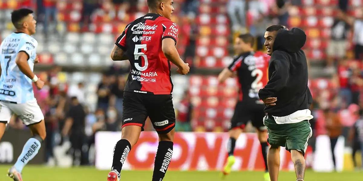 A partida teve que ser suspensa aos 62 minutos devido à invasão do campo pelos torcedores