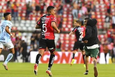 A partida teve que ser suspensa aos 62 minutos devido à invasão do campo pelos torcedores