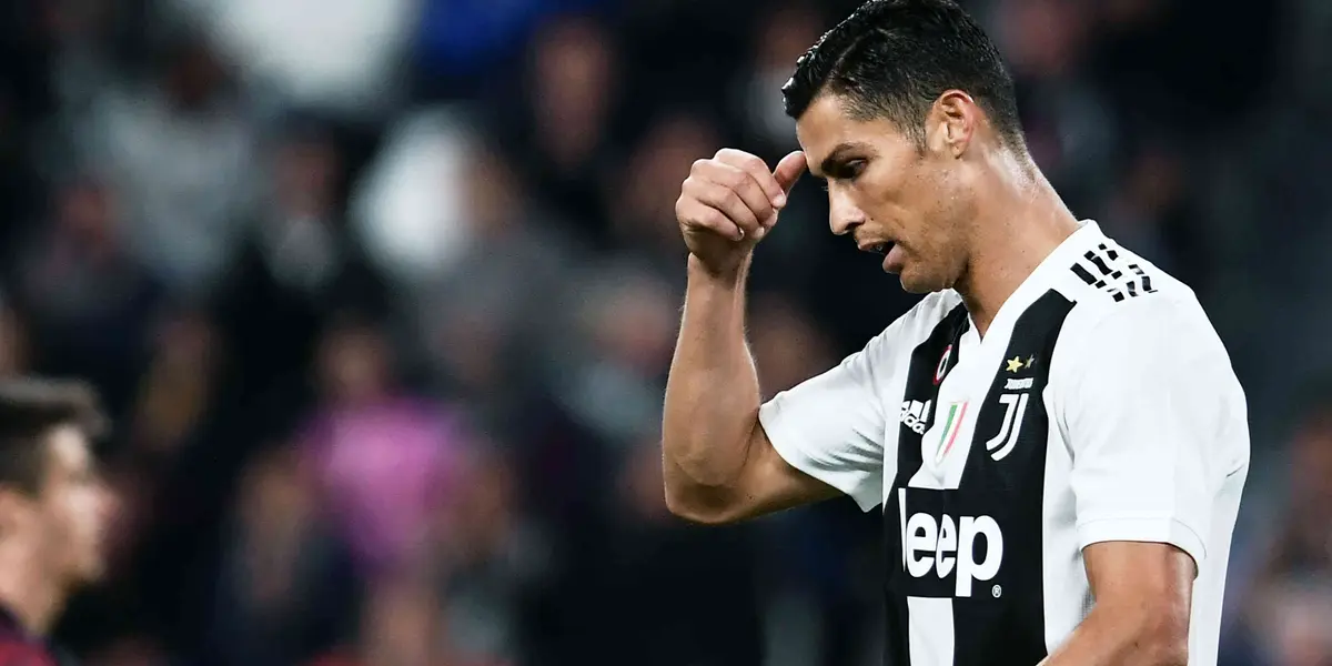 A polícia está investigando um incidente em que o atacante do Manchester United aparentemente derrubou um telefone da mão de uma criança quando ele estava saindo do campo após a derrota para o Everton.