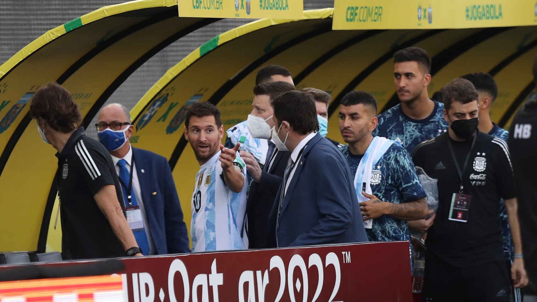 A principal entidade do futebol argentino expressou seu "profundo desconforto" com a interrupção do duelo pelo 6º encontro das Eliminatórias. "O futebol não deveria passar por esse tipo de episódio", disse ele em um comunicado.