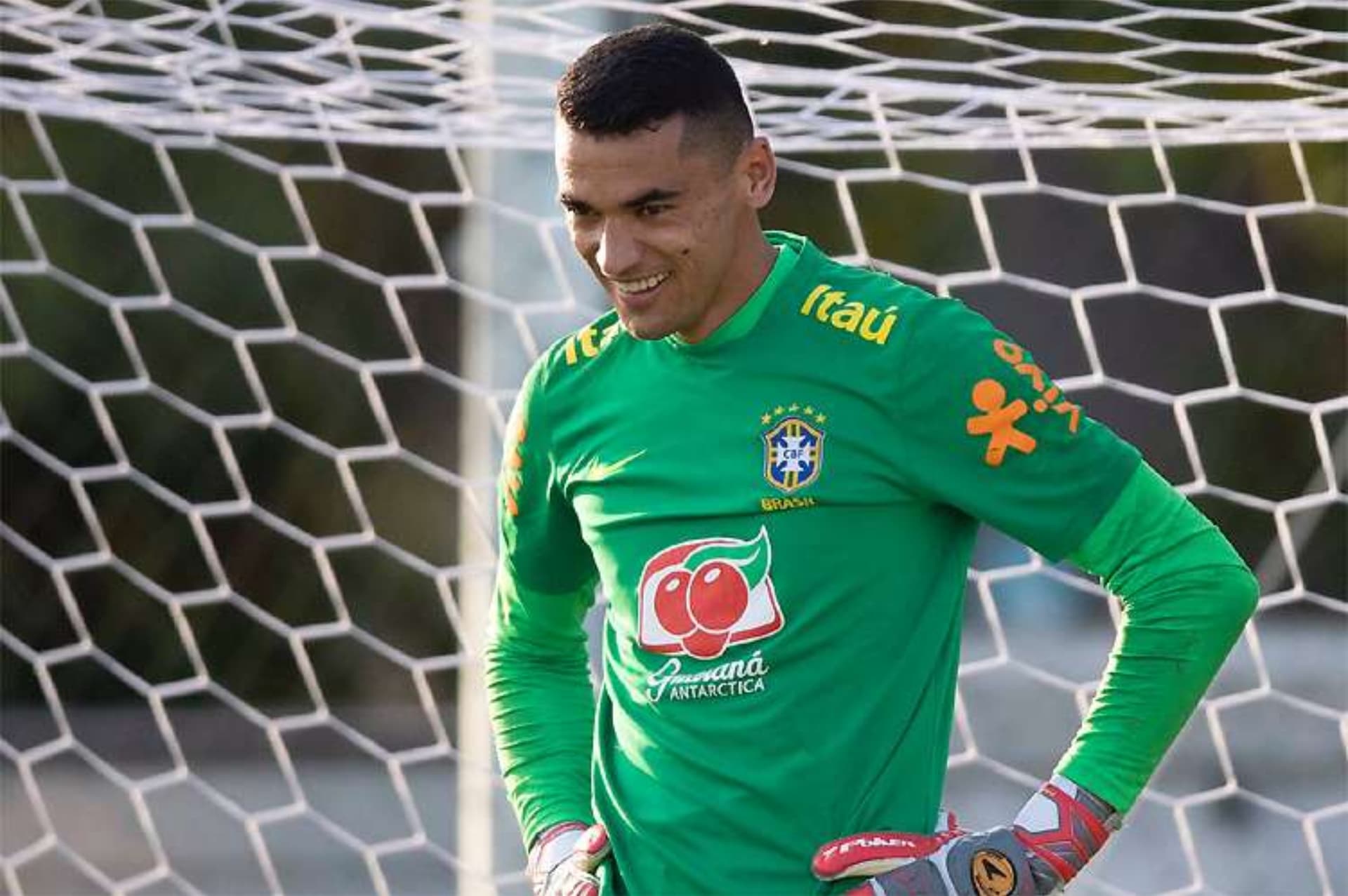 A procura no mercado nacional continua, com o Flamengo atento ao goleiro do Athletico-PR