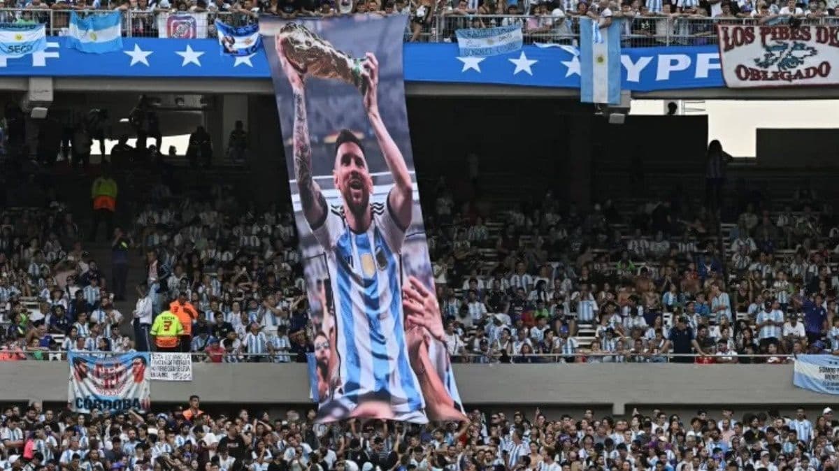 A Seleção Argentina disputou a sua primeira partida após o título da Copa do Mundo e foi ovacionada por mais de 80mil pessoas no Monumental de Nunez