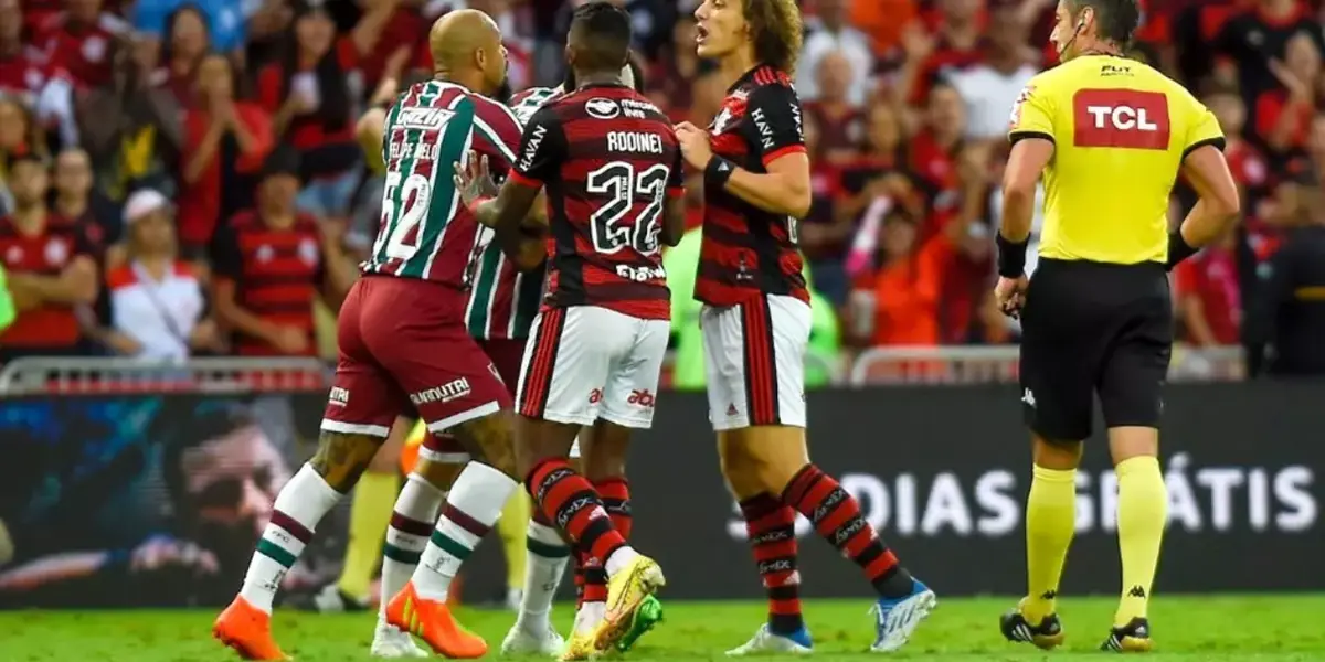 A torcida ficou indignada com atuação da arbitragem