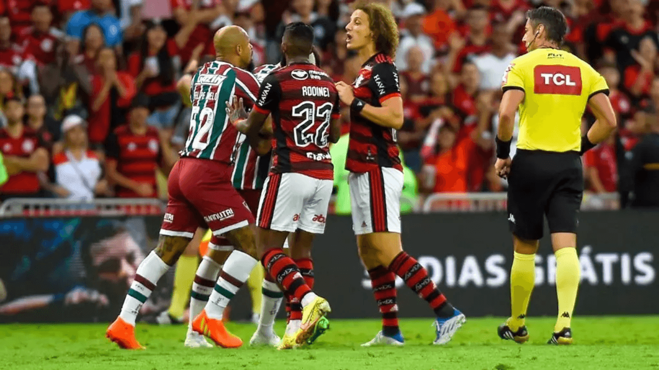 A torcida ficou indignada com atuação da arbitragem