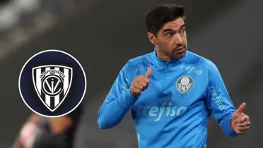 Abel Ferreira e ao lado o escudo do Independiente Del Valle