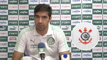 Abel Ferreira em coletiva de imprensa e ao lado o escudo do Corinthians