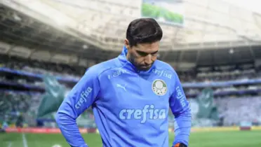 Abel Ferreira triste com a camisa do Palmeiras