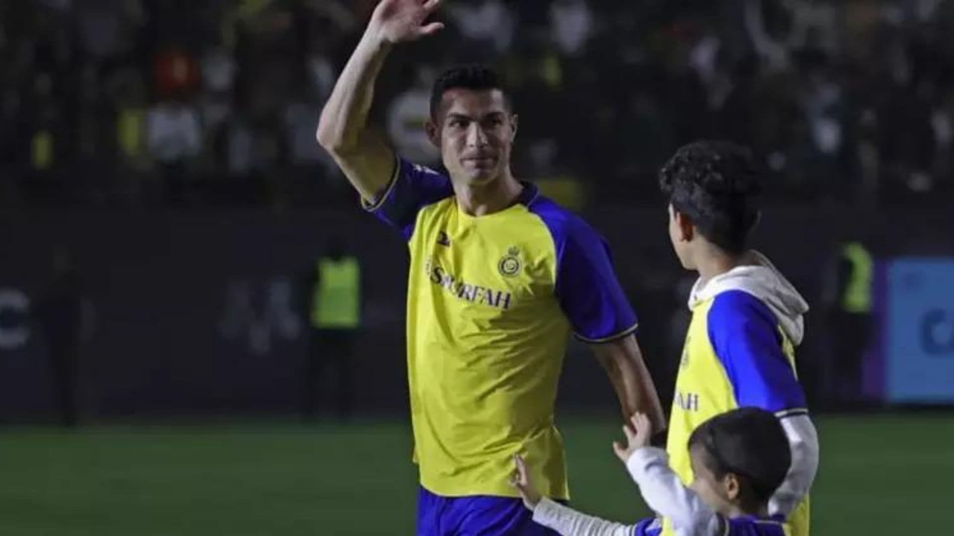 Acessório usado pelo filho do casal se transformou em uma crítica ferrenha a Cristiano Ronaldo