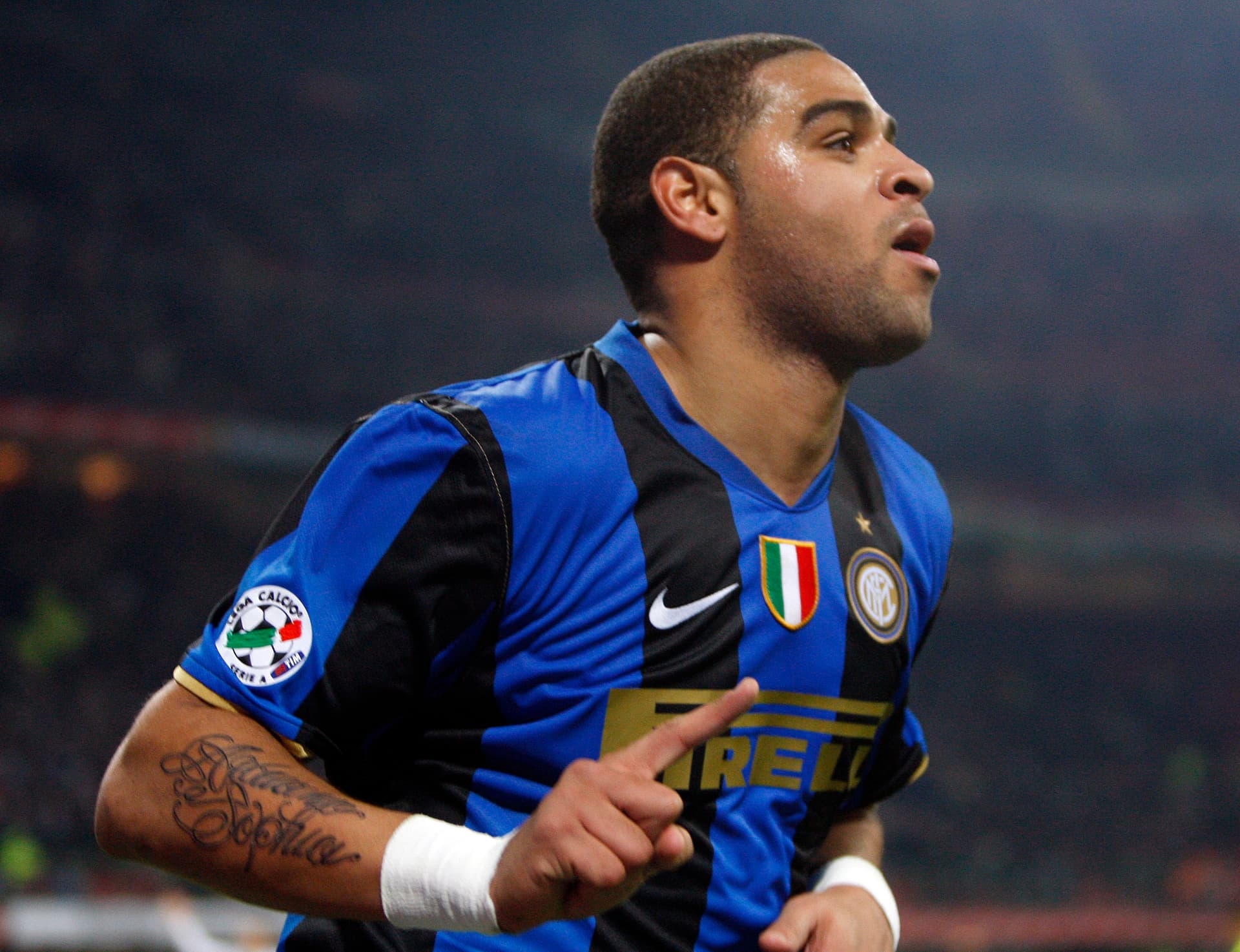 Adriano, ex-atacante brasileiro, contou a influência de sua avó na infância antes de jogar por clubes como o Inter ou a Seleção Brasileira