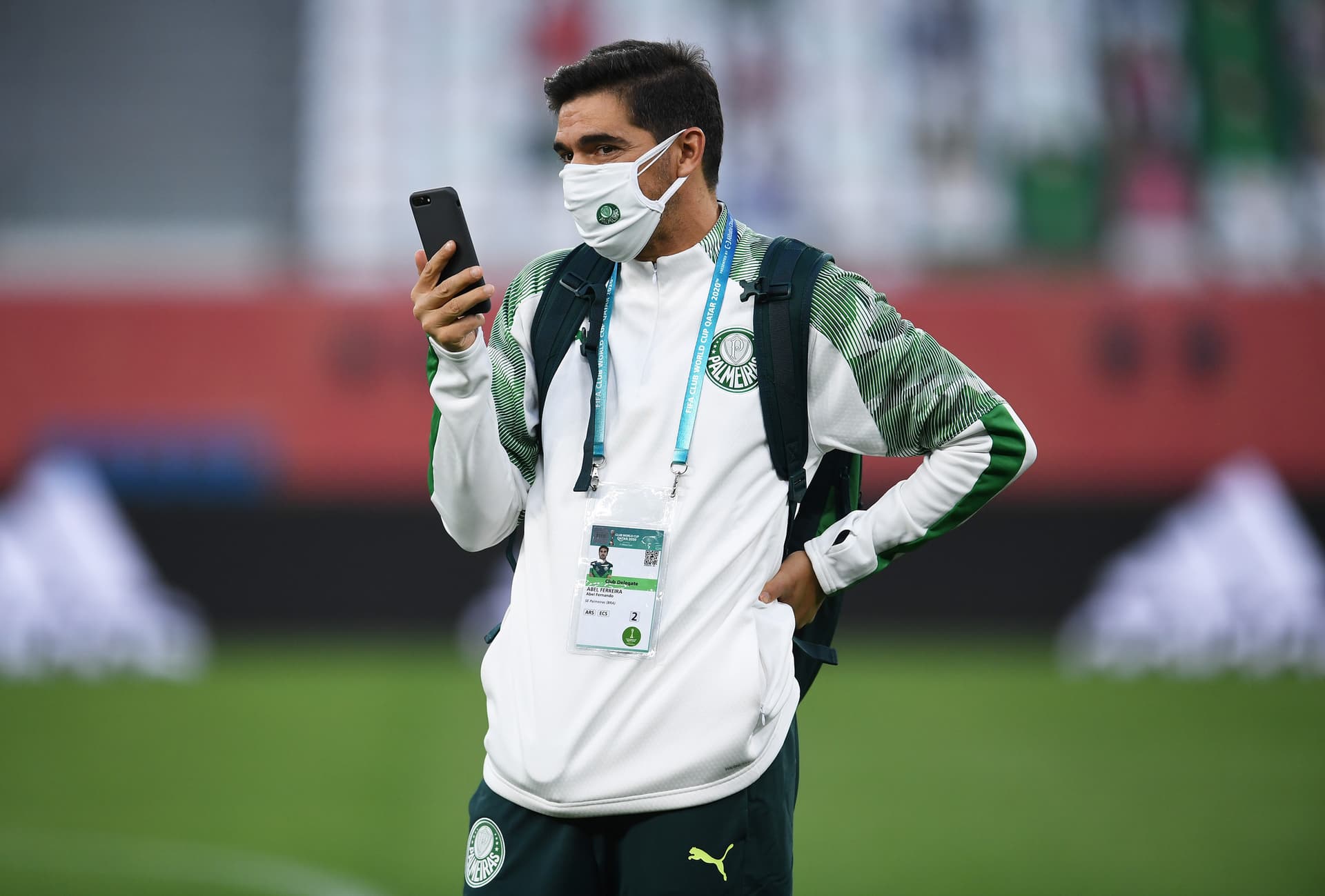 Afastado por lesão, jogador volotu ao clube na última quarta-feira (10) e não segurou as lágrimas