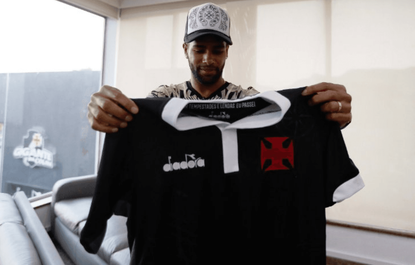 Alex Teixeira está livre no mercado e volta ao Brasil não está descartada
