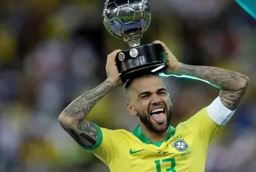 AlvesAlves assinou contrato de três anos e meio com a São Paulo en agosto de 2019assinou contrato de três anos e meio com a São Paulo em agosto de 2019