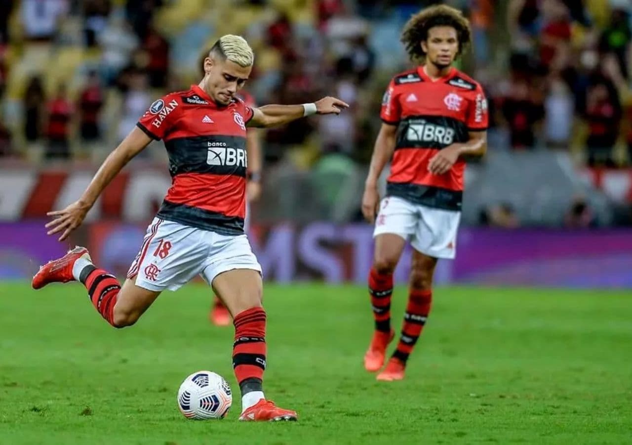 Andreas Pereira tomar o lugar de Diego Ribas não foi surpresa e Willian Arão confirmou as melhorias da troca