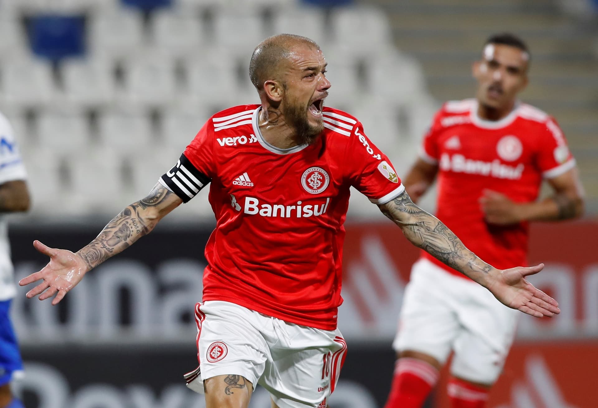 Andrés D'Alessandro encerrou sua carreira profissional neste domingo, jogando um jogo com a Inter de Porto Alegre, no Brasileirão, e a despedida foi perfeita: fez um golaço.