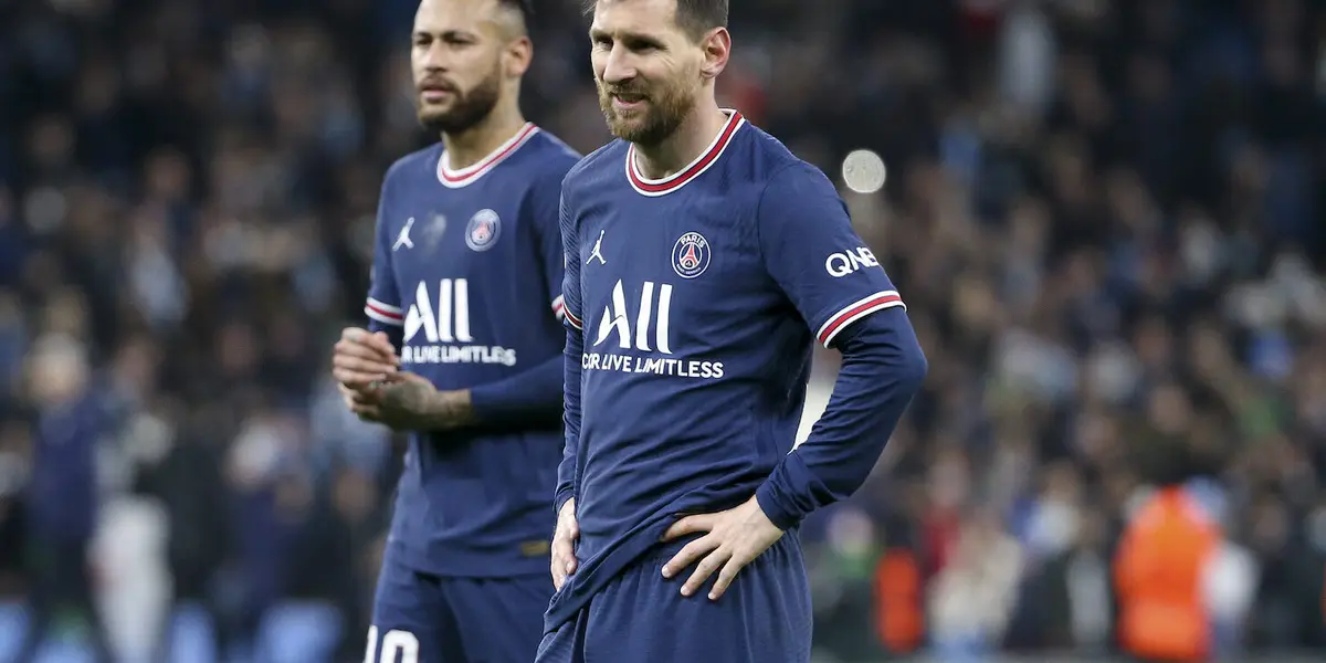 Antes e durante a partida entre PSG e Bordeaux, os torcedores do 'Les Parisiens' reagiram contra os jogadores do time principal no estádio Parc des Princes.