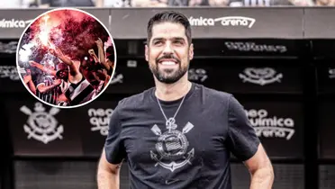 António Oliveira e ao lado a torcida do Corinthians