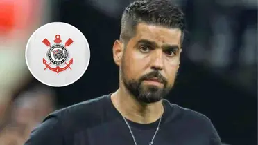 António Oliveira e o escudo do Corinthians ao lado