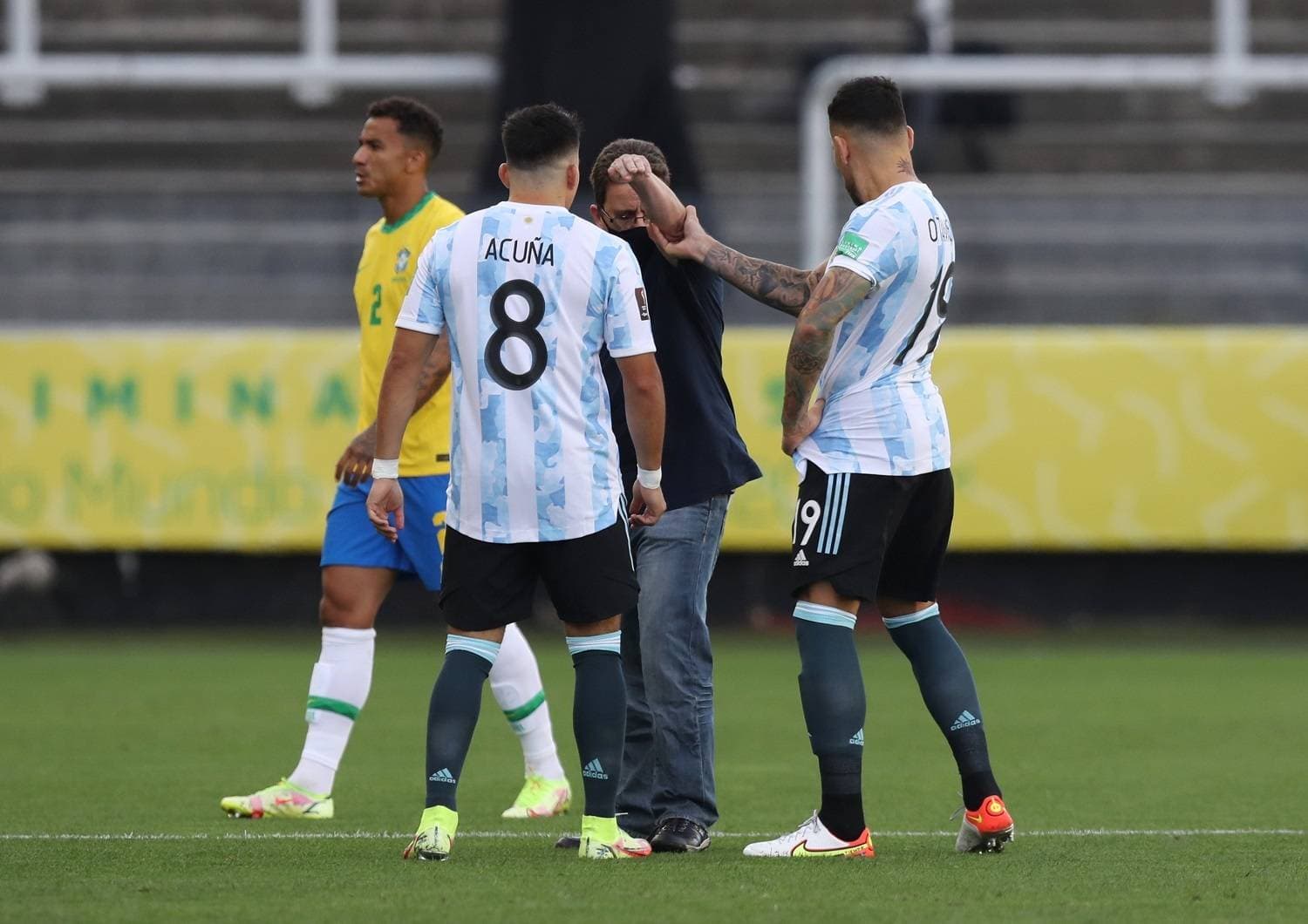 Anvisa invadiu o gramado para paralisar a partida entre Brasil x Argentina; falha na comunicação foi o principal problema