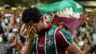 Ao fundo, torcida do Flumeinse, em primeiro plano, Paulo Henrique decepcionado