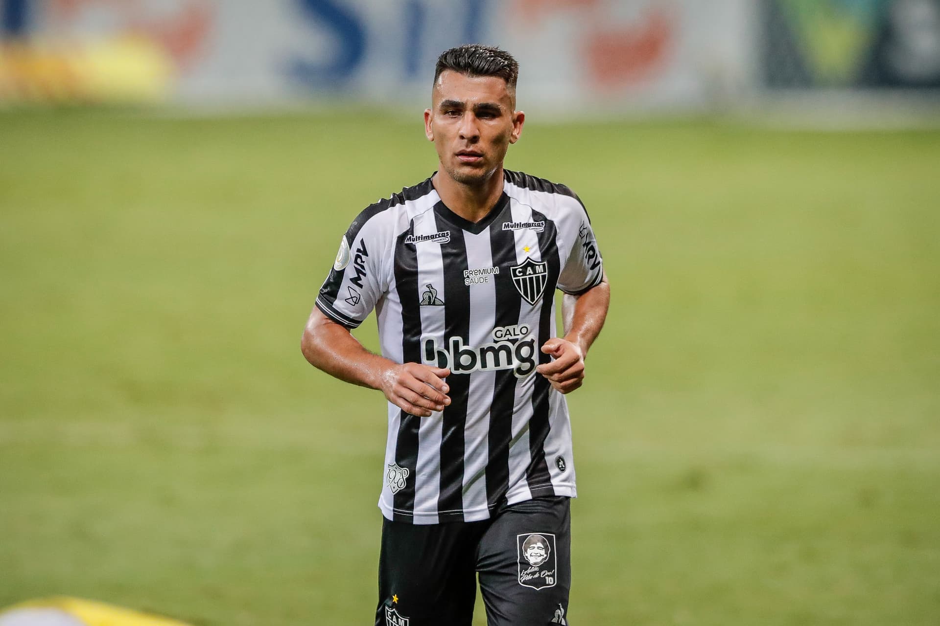 Apalavrado com o Galo, zagueiro recebeu sondagens de dois gigantes brasileiros