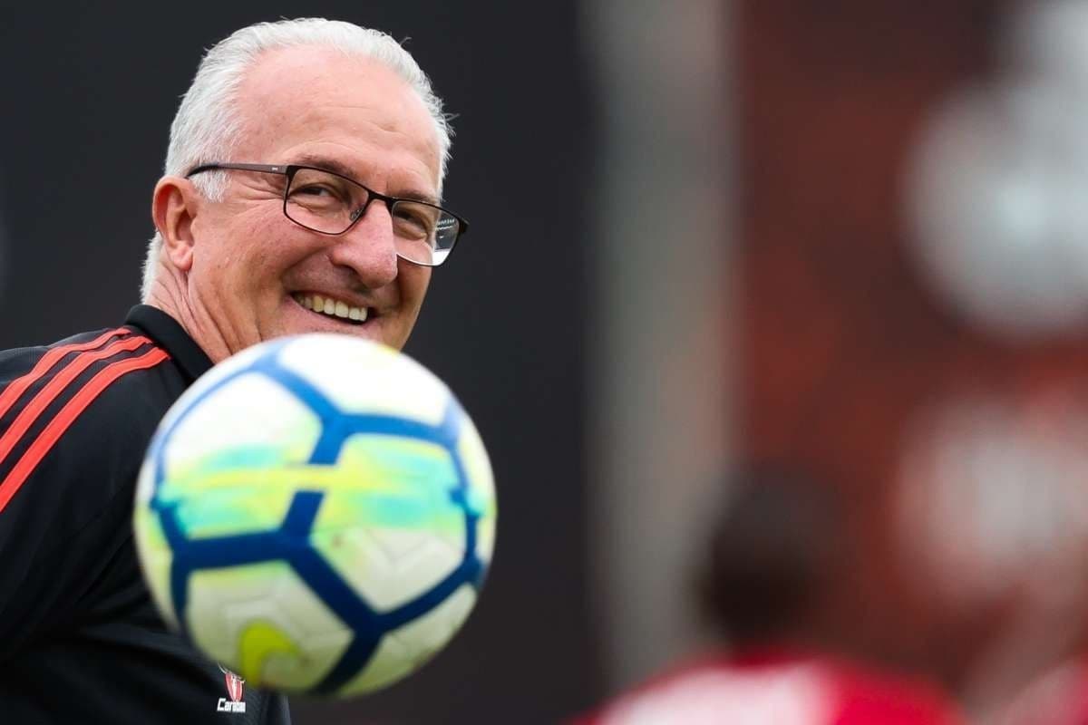 Apelidado de ‘bombeiro’ pela imprensa carioca, Dorival Jr chega ao Flamengo com a missão de apagar um incêndio na Gávea pela terceira vez