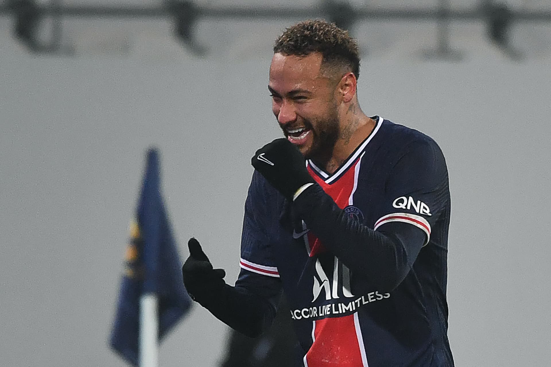 Apesar dos rumores de seu retorno ao Barcelona e da eliminação da Liga dos Campeões, o craque brasileiro segue em Paris