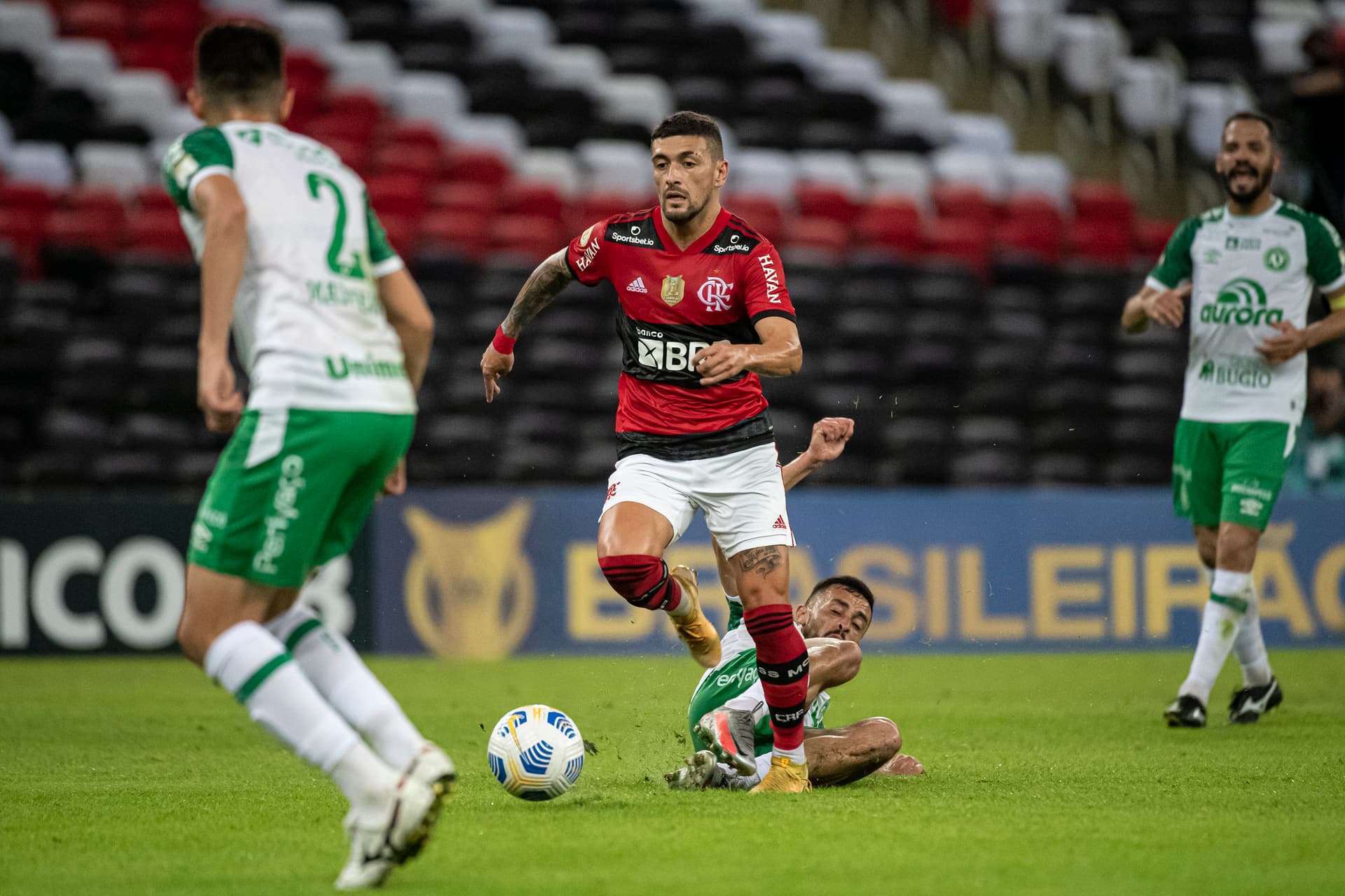 Após assumir vice-liderança, Flamengo busca consolidar ainda mais a perseguição ao líder Atlético-MG; Chapecoense pode ser rebaixada