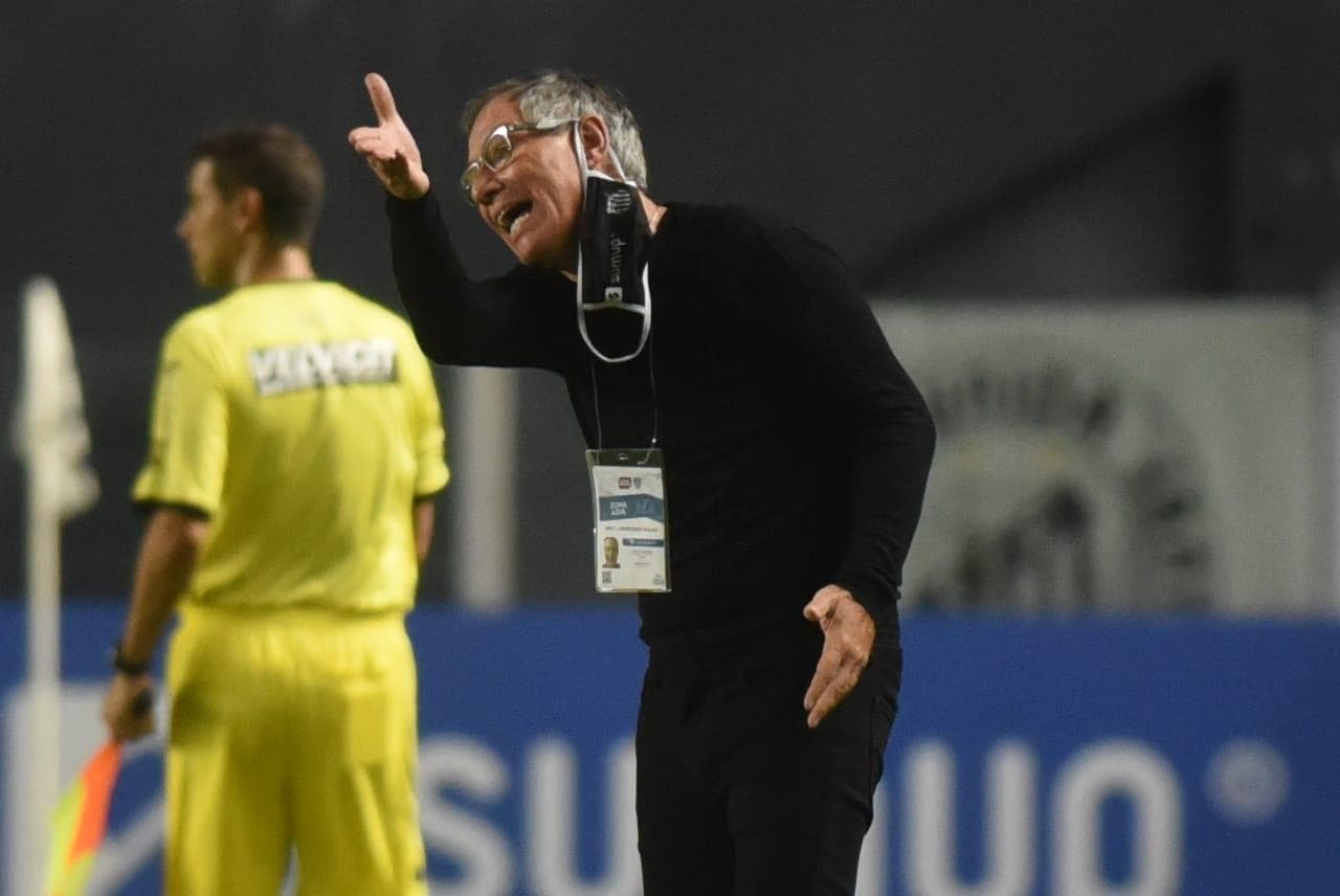 Após a má sequência de resultados, Ariel Holan demitiu-se da direção técnica do Santos FC. Durante sua permanência na Seleção Brasileira, conquistou apenas 4 vitórias, 3 empates e 5 derrotas em 12 jogos