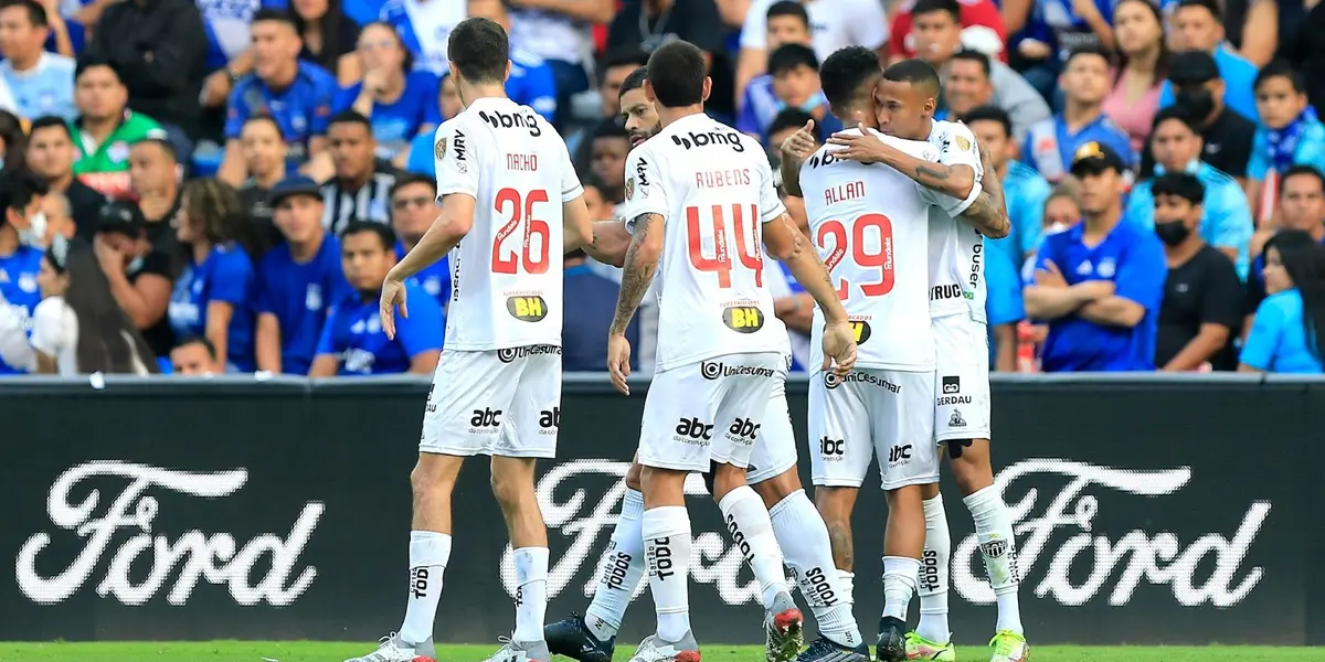 Após revisão do VAR, jogador do time brasileiro foi expulso de campo