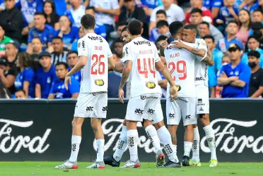 Após revisão do VAR, jogador do time brasileiro foi expulso de campo