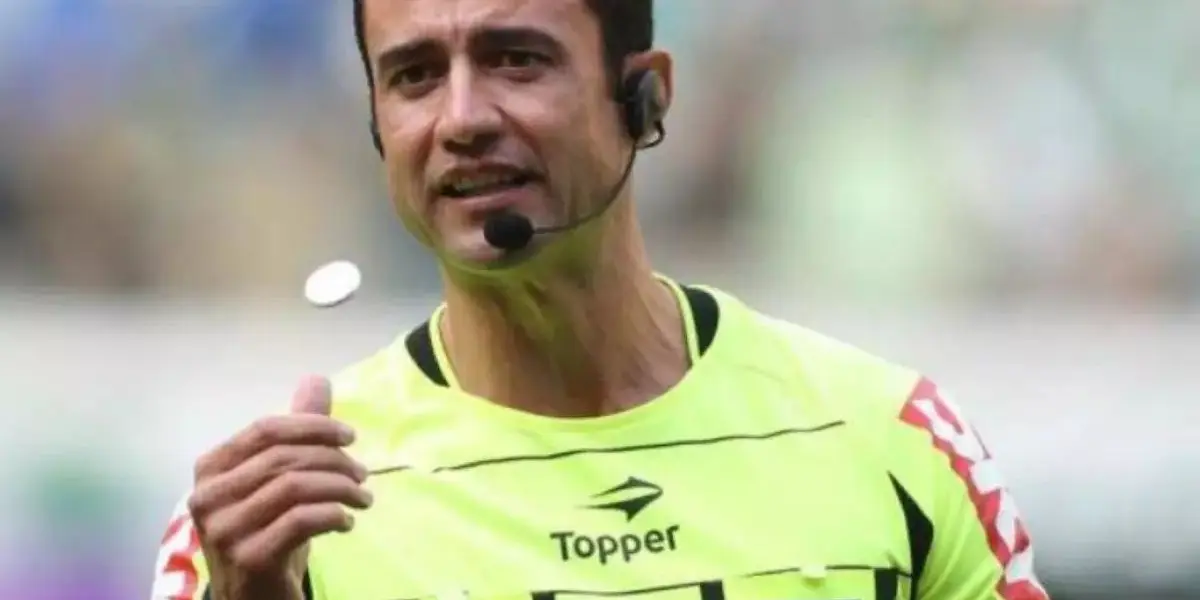 Árbitro precisou correr