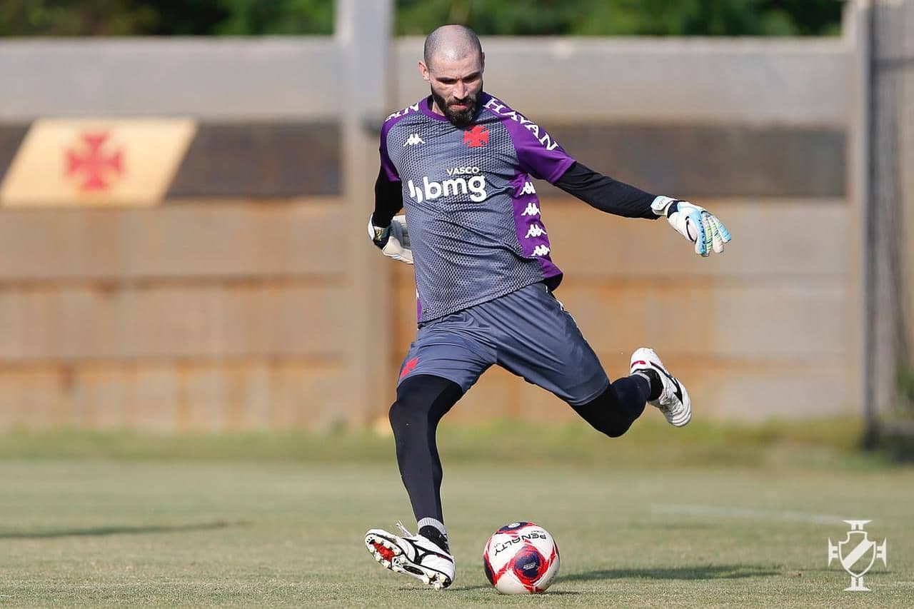 Arqueiro estava treinando separadamente enquanto acertava detalhes para rescindir contrato