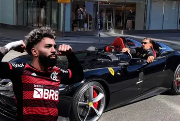 Artilheiro e ídolo rubro-negro chama a atenção com carros de luxo