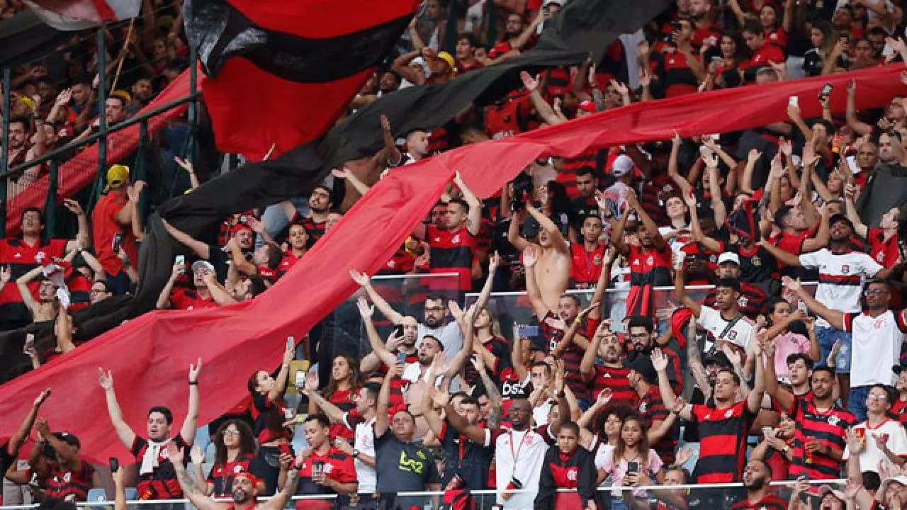 Artilheiro na base como um meia ofensiva, jogador de 18 anos atuou como volante na vitória sobre o Santos, na Vila Belmiro, e recebeu muitos elogios do técnico rubro-negro