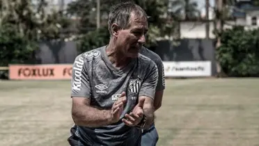 Assim como foi Ariel Holan em 2021, novo técnico do Santos deve ser argentino