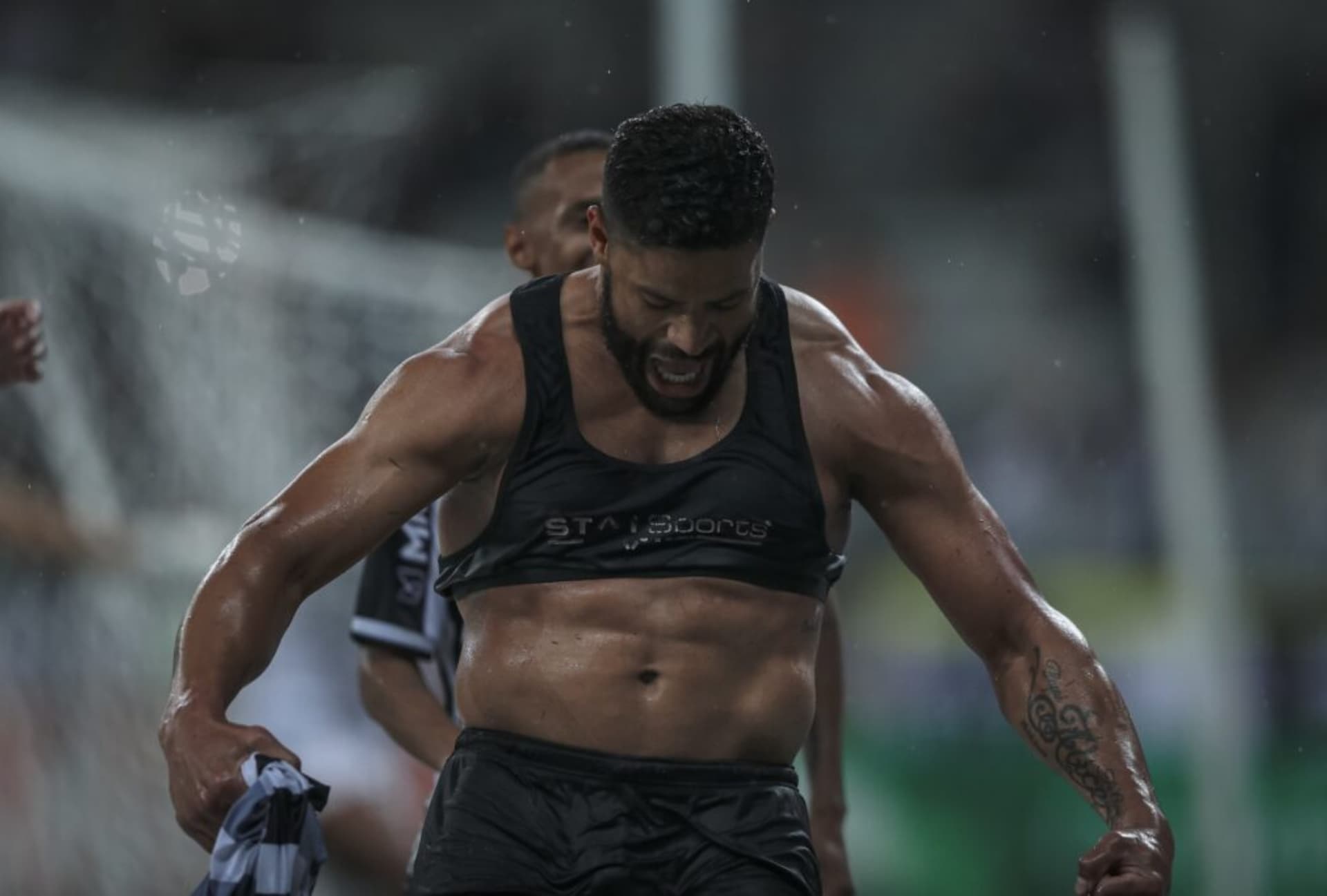 Atacante brasileiro fez o gol de pênalti no último lance