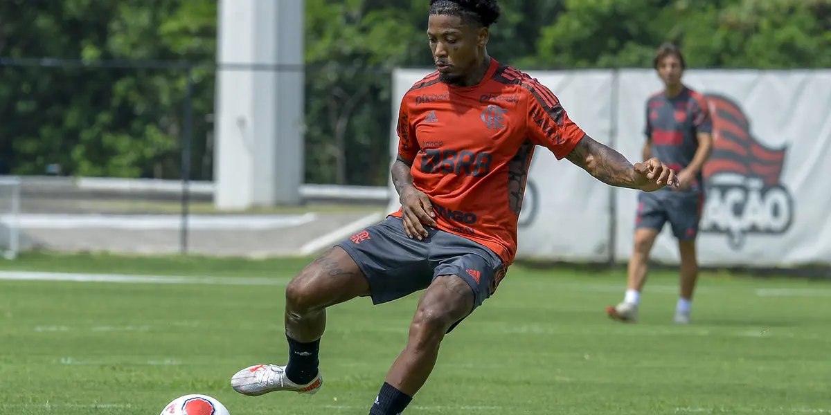 Atacante "dribla" torcida e é xingado, veja o vídeo