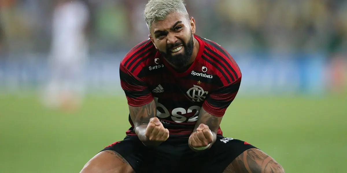 Atacante era um dos mais felizes com a vitória diante do rival