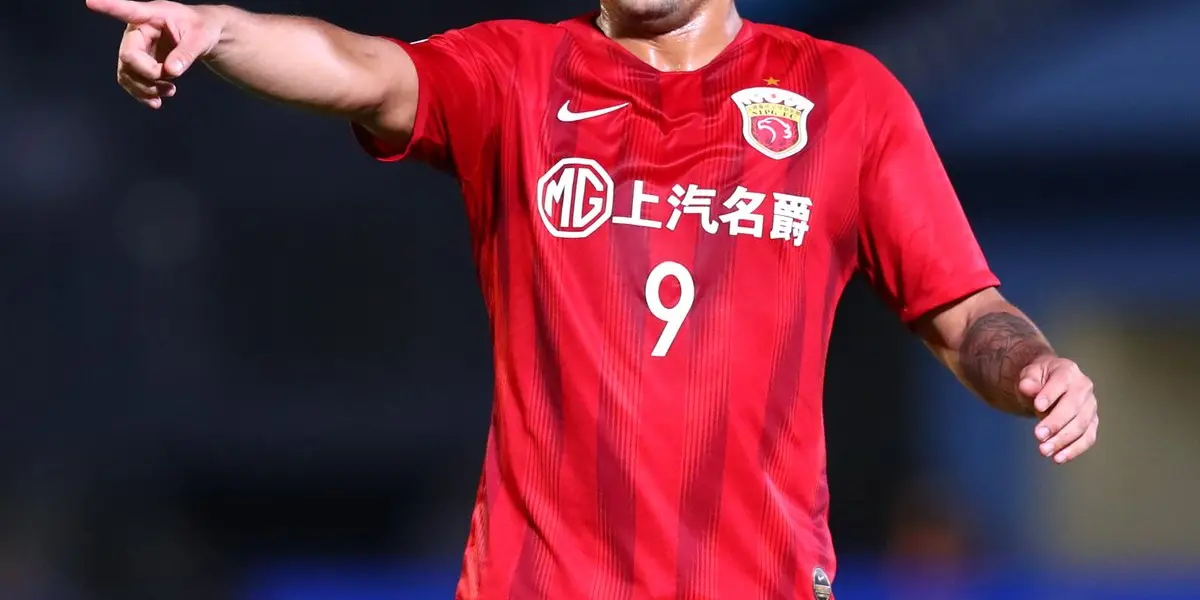 Atacante passa férias no Rio e confirma conversa com clube carioca