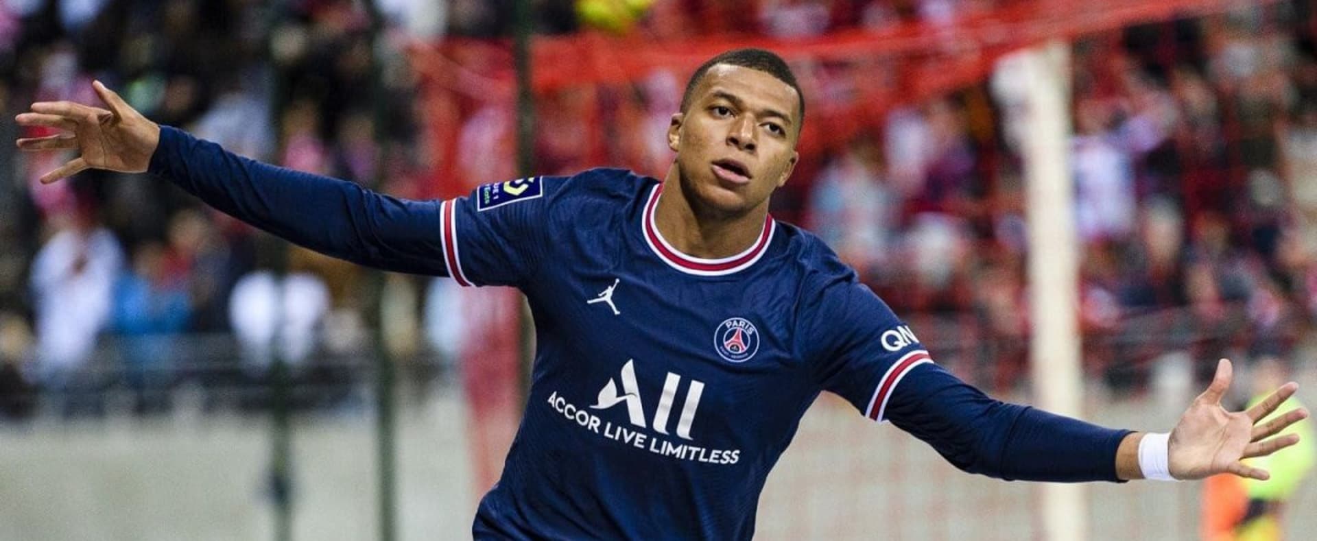 Atacante que está em final de contrato teria feito alguns pedidos para a diretoria parisiense como condição para renovar