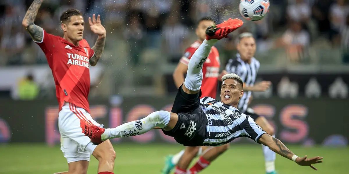 Atlético-MG vence fácil o River Plate no primeiro tempo do segundo jogo das quartas de final e está a um passo da semifinal contra o Palmeiras