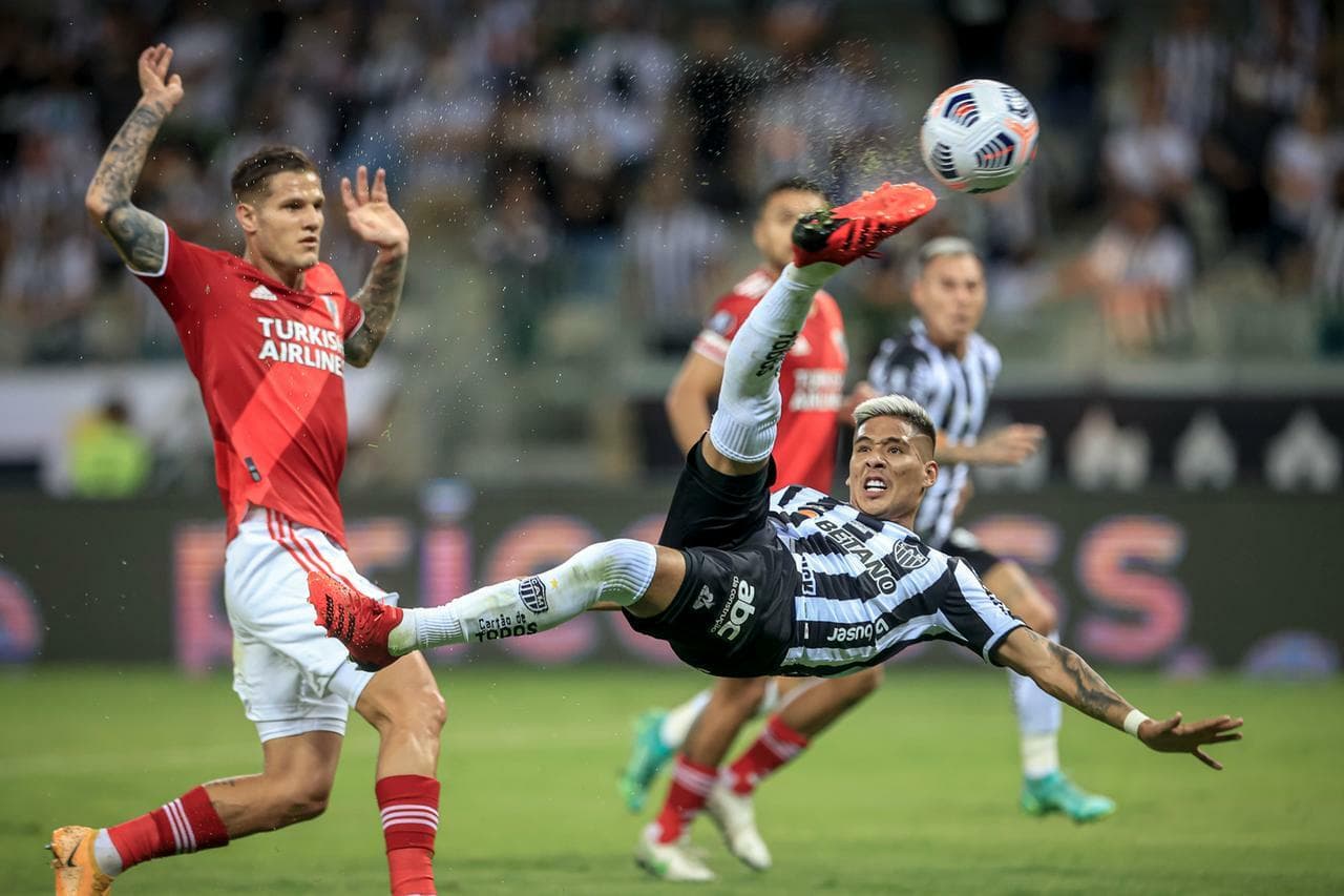 Atlético-MG vence fácil o River Plate no primeiro tempo do segundo jogo das quartas de final e está a um passo da semifinal contra o Palmeiras