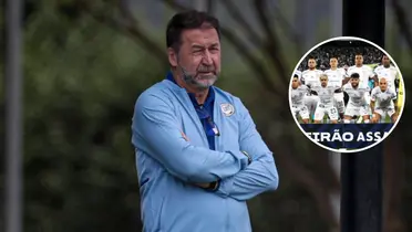 Augusto Melo observa treino do Corinthians